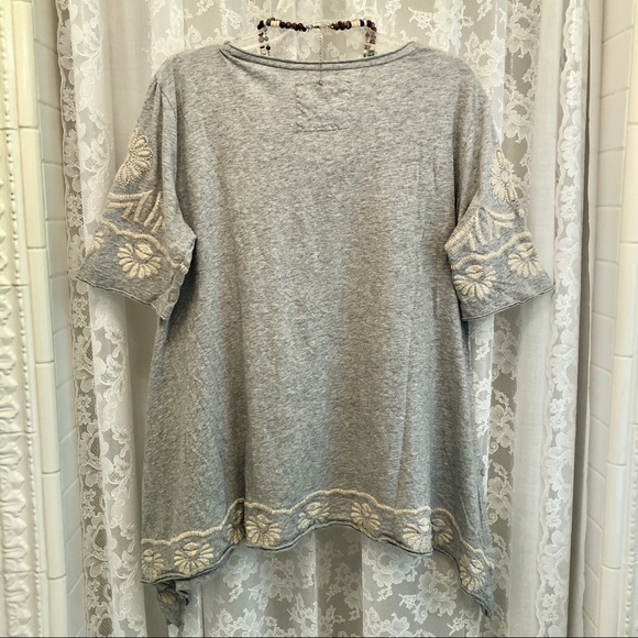 JOHNNY WAS * Soft Gray Embroidered Sharkbite Top - Picture 8 of 9